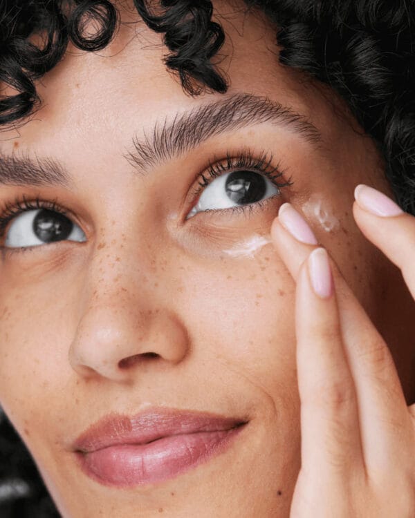 نحوه استفاده از کرم دور چشم کلینیک All About Eyes